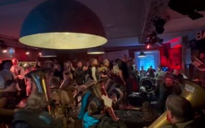 Chottlebotzer crashen die Käfigöffnete